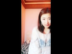 长相甜美身材苗条小美女床上慢慢脱掉衣服手指扣逼 微毛BB粉嫩很是诱惑喜欢不要错过