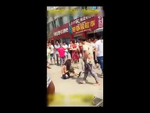 原配组团暴打小三小区门口人来人往大街上把衣服扒光专门往脸上扇打的太狠了边打手机边录方言对白