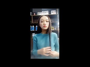 高颜值长发美女手机直播 尿尿给狼友粉丝看！