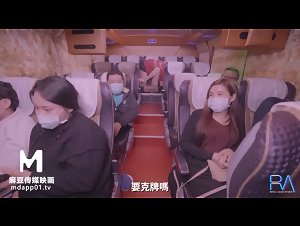 【极乐观光车】导游鲸吞女游客 观光车疯狂猛干 白嫩巨乳女游客的高潮体验地点竟在众多游客面前 高清720P原版首发