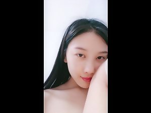 170CM美妞无毛肥穴房间全裸自摸近距离视角看